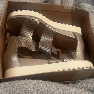 Stylish Women's Sandals in Metallic Taupe